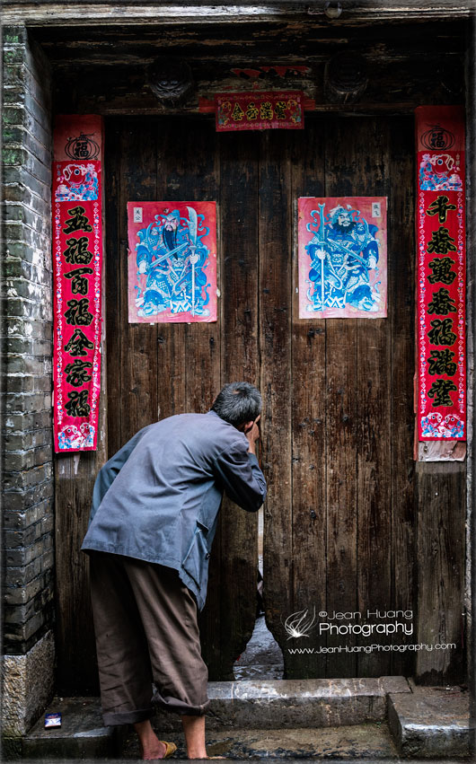Curious-Peek-Into-Slabs-of-Doors-near-Li-River-China-copyright-Jean-jiaying-Huang-Photography